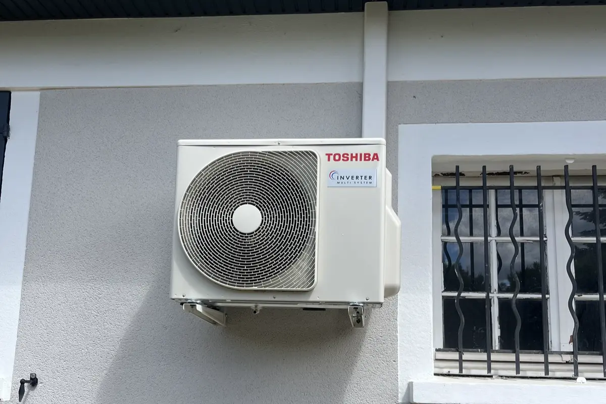 Unité extérieure de climatisation Toshiba installée sur un mur extérieur